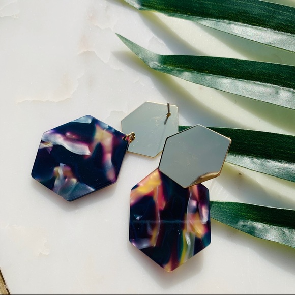 shell acrylic geometric resin disk earrings - Picture 4 of 5